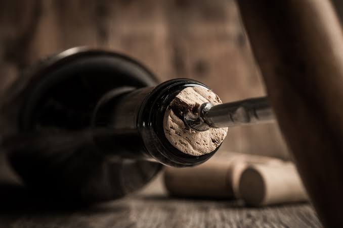 A História, Finalidade e Curiosidades dos Abridores de Vinho: Uma Jornada pelos Instrumentos Essenciais para Degustação